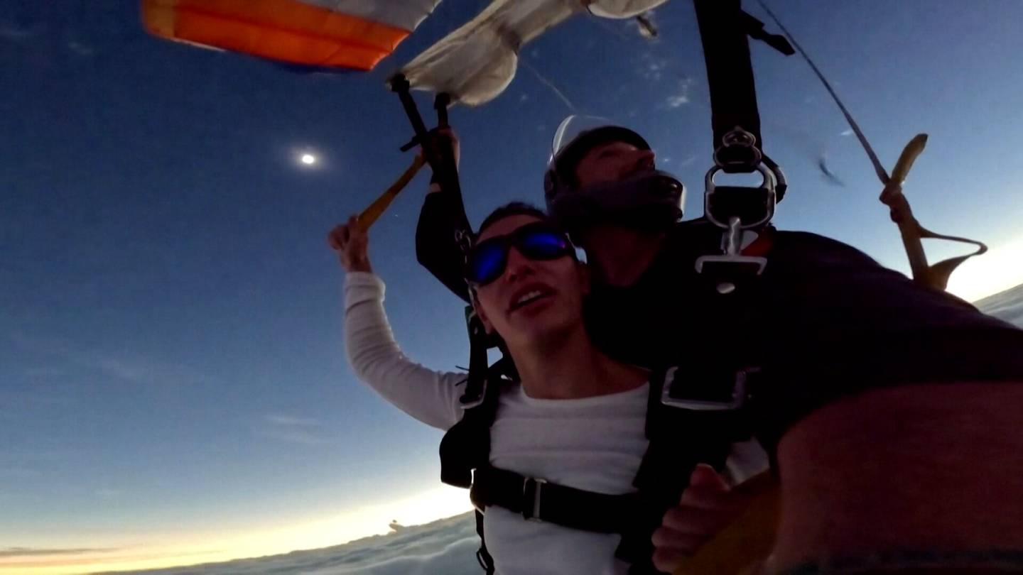 Video | Kaksi pariskuntaa hyppäsi laskuvarjo­hypyn täydellisen auringon­pimennyksen aikaan – Tältä se näytti