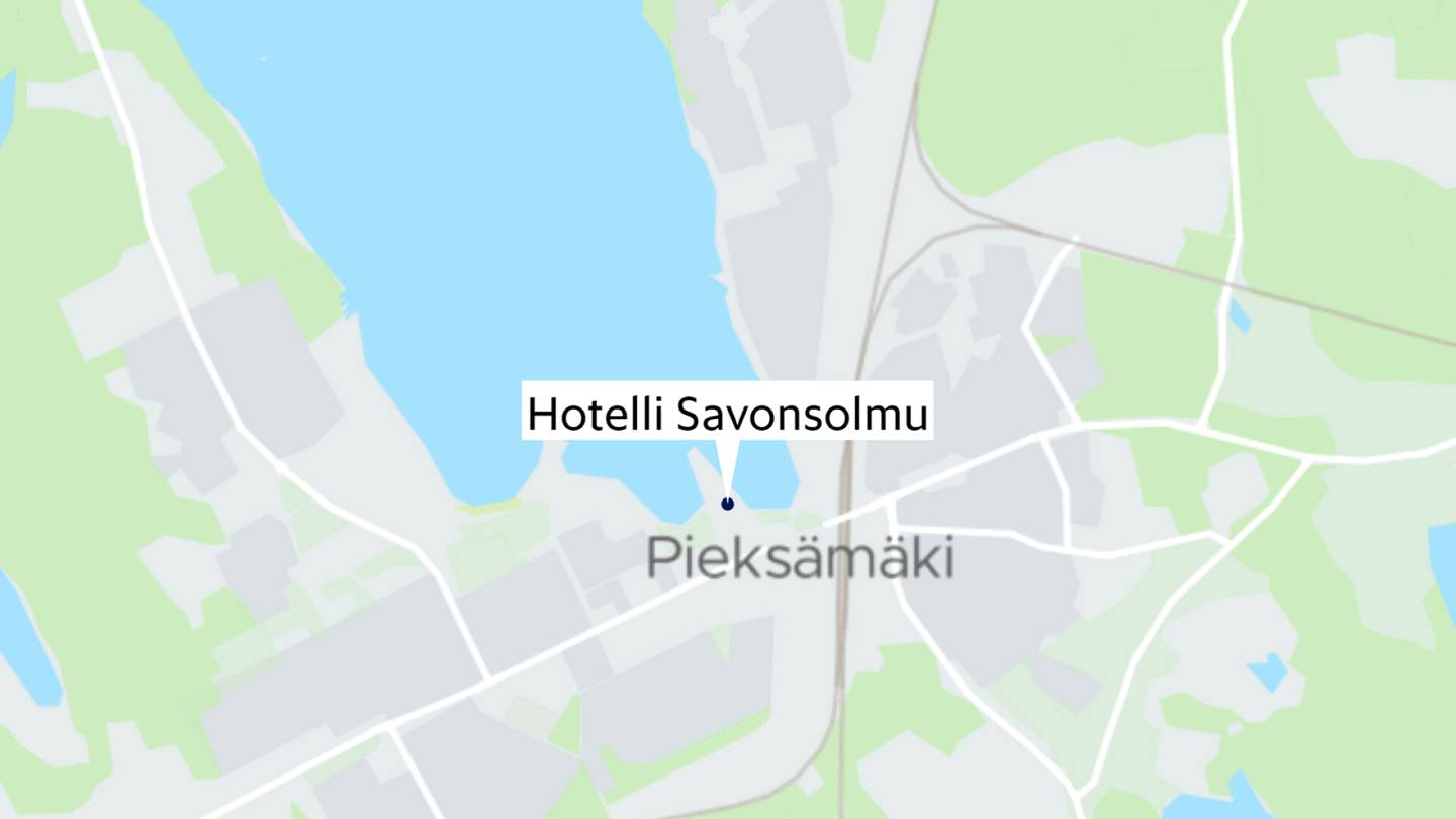 Pieksämäki | Tyhjillään oleva hotelli palaa Pieksämäellä, haitallista savua leviää keskustan suuntaan