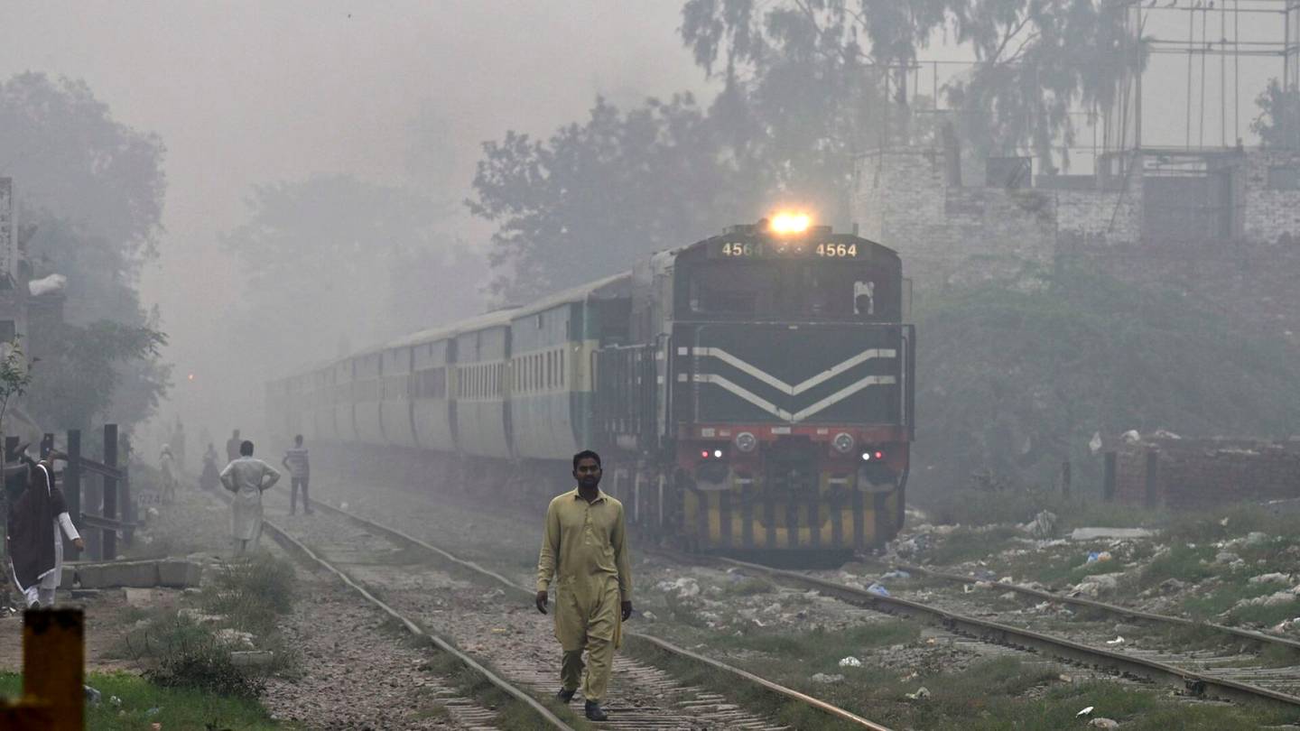 Pakistan | Saaste tukehduttaa Etelä-Aasiaa, jälleen uusi miljoona­kaupunki sulkutilaan