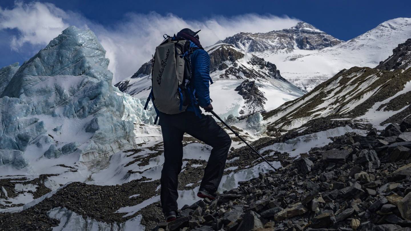 Televisioarvostelu | Ruuhka on Everestillä riski – dokumentissa joukko konkareita kertoo, mitä maailman korkeimmalle vuorelle kiipeävältä vaaditaan