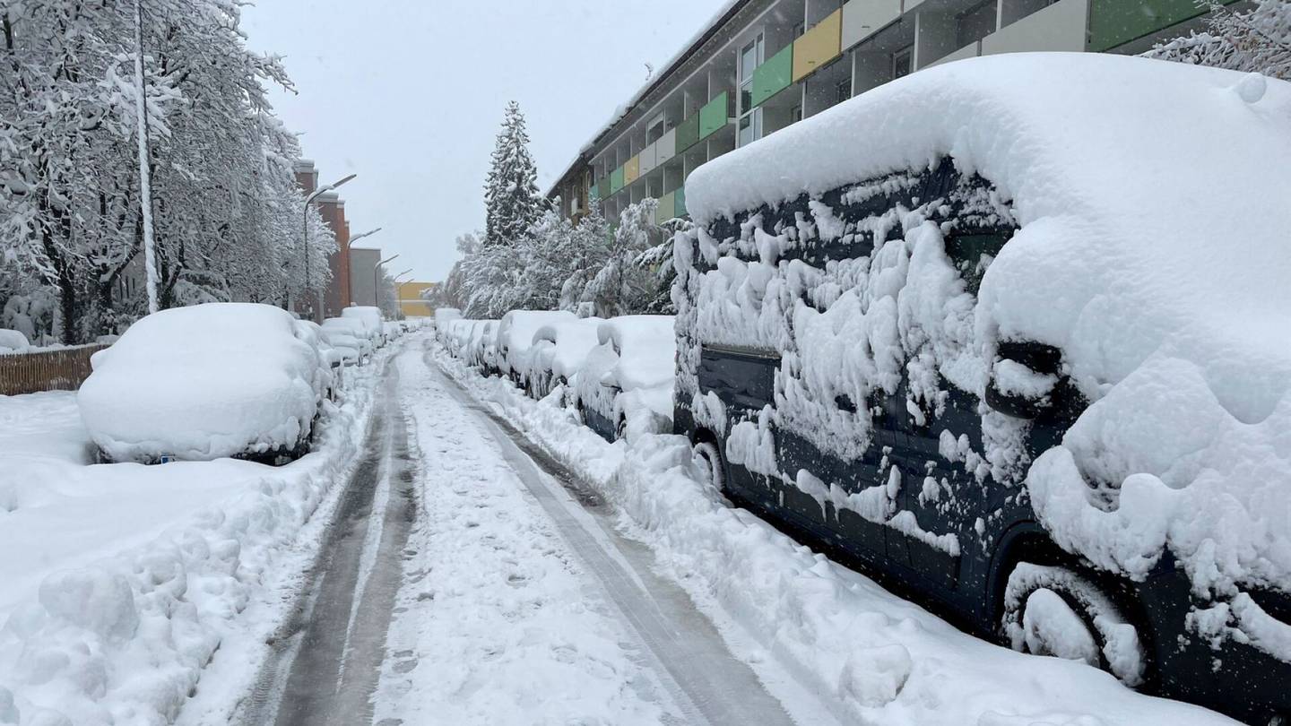 Sää | Etelä-Saksassa lumi­myräkkä sekoittaa yhä juna­liikennettä, Münchenin lento­kenttä on taas avattu
