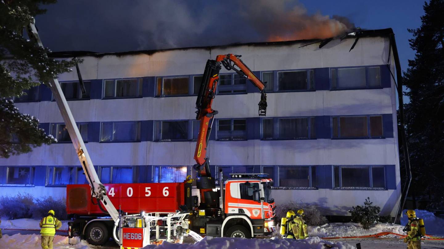 Tulipalo | Kerrostalossa palaa Helsingin Vuosaaressa, kattorakenteita sammutetaan nosturin avulla – HS paikalla