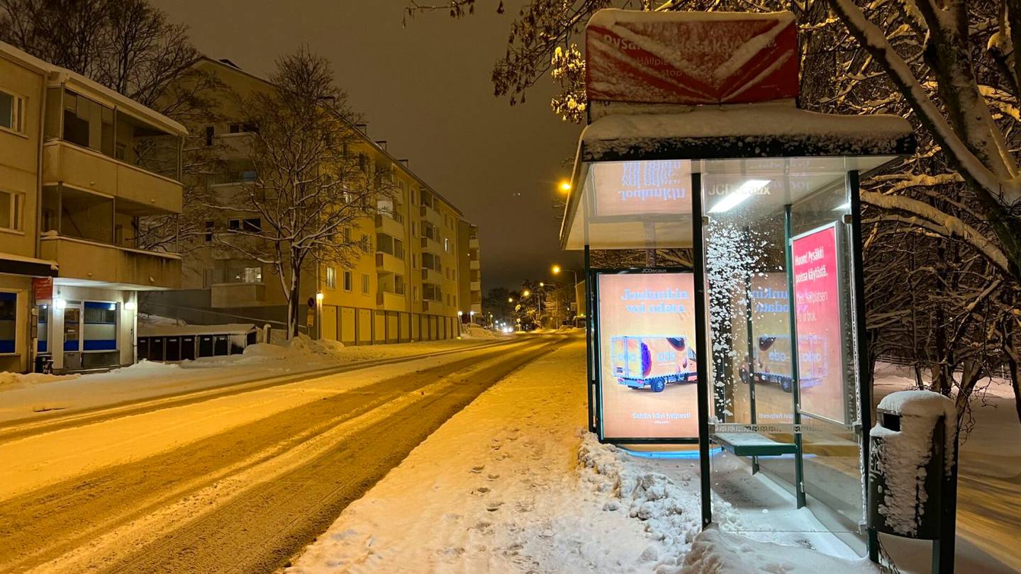 HS Helsinki | Suljetulla bussi­pysäkillä palaa valo jo toista talvea, vaikka sähkön hinta on pilvissä