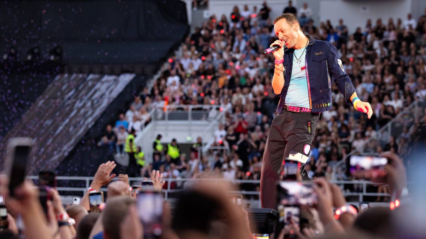 Konserttiarvio | ”Enemmän hölmistynyt kuin lumoutunut”: Näin kriitikko arvioi Coldplayn ensimmäistä Suomen-keikkaa