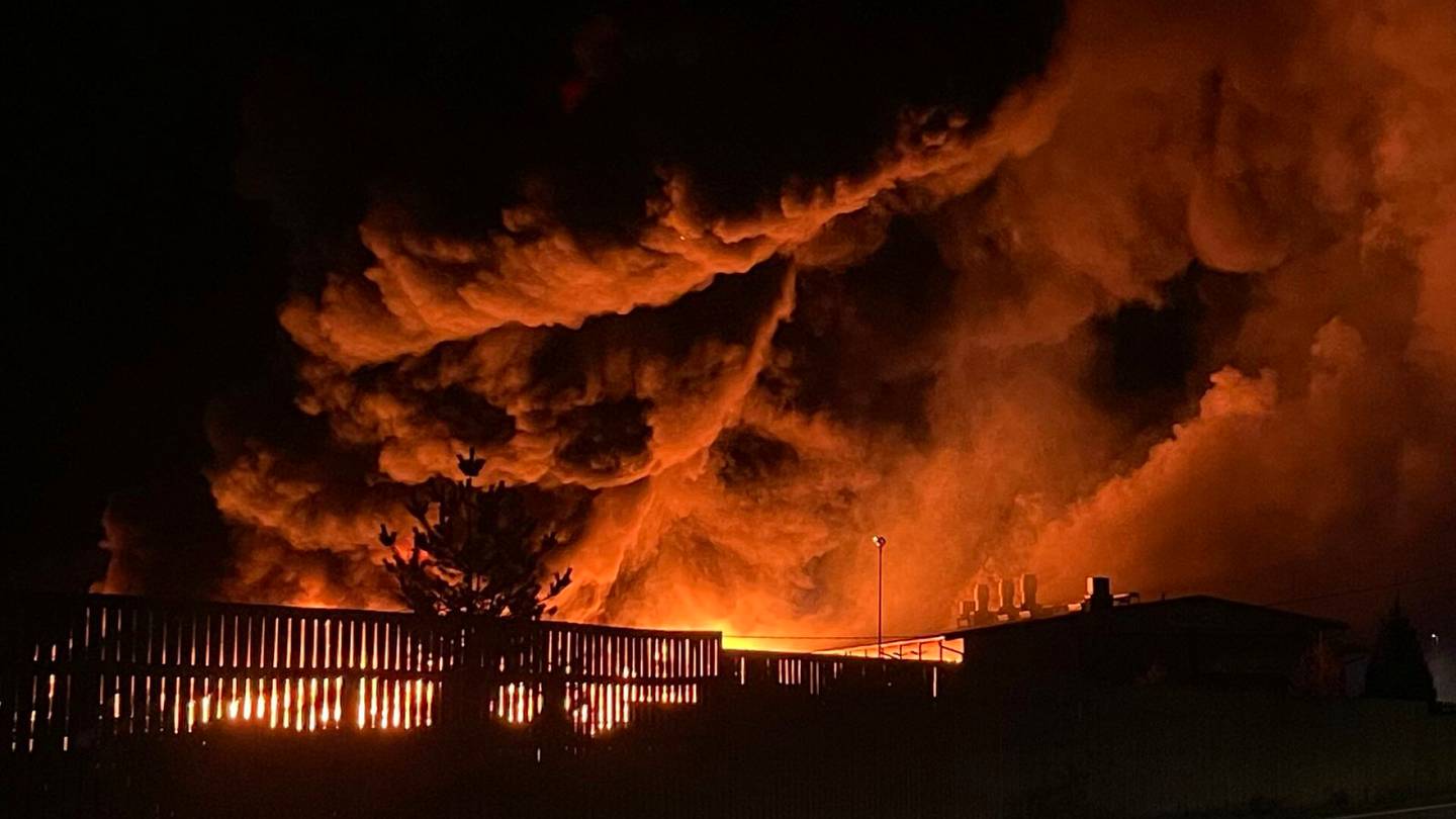 Riihimäki | Suuren teollisuus­hallin palon sammutus­työt jatkuivat lähes koko maanantain