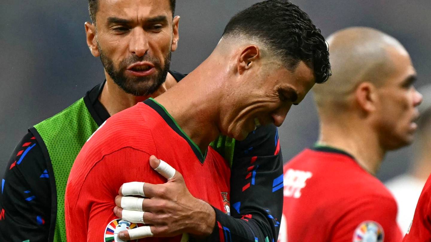 Jalkapallon EM-kisat | Cristiano Ronaldo puhkesi kyyneliin kesken ottelun – Huuhkajien entinen luotsi ällistyi: ”Narsisti”