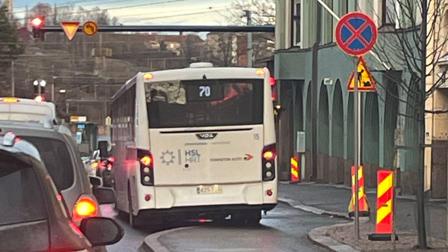 Liikenne | Ohikulkija tallensi bussin yllättävän koukkauksen Helsingissä