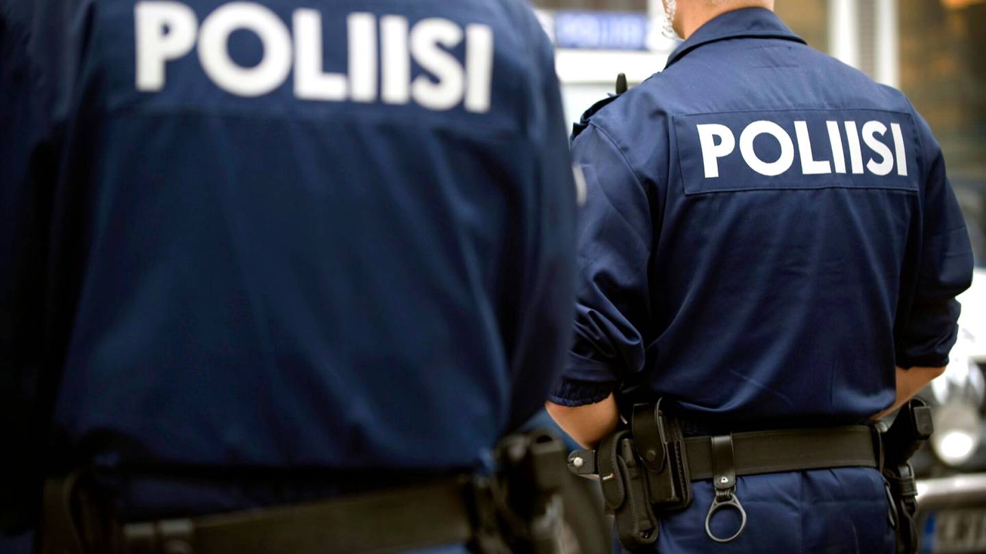 Poliisi | Entisen poliisin blogissa kerrottiin Itä­keskuksen poliisien pahoin­pitelystä – Syyttäjä ei löytänyt näyttöä