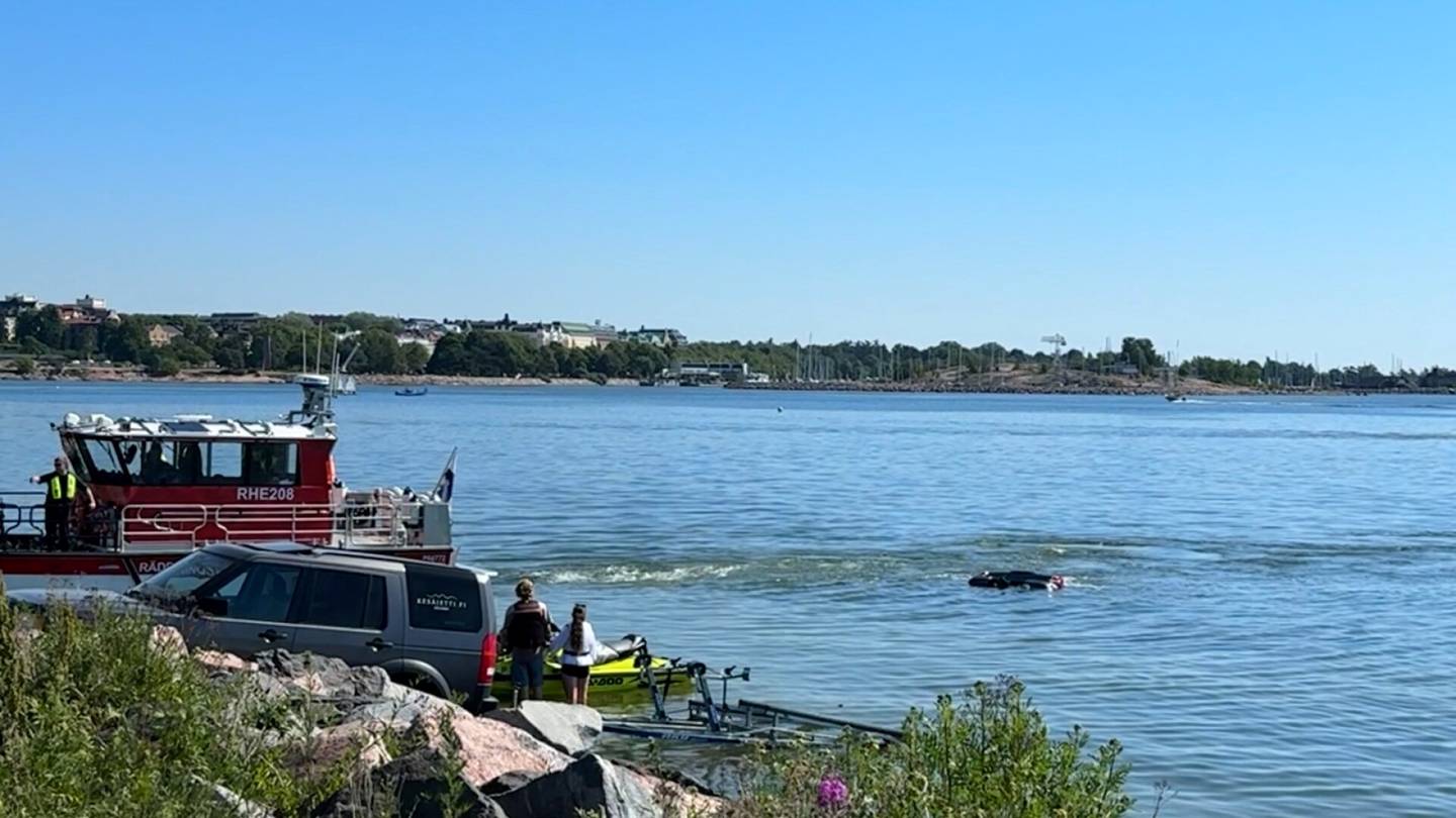 Video | Auto upposi mereen Hernesaaren rannassa