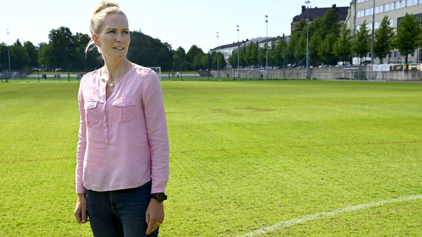 Jalkapallo | Suomalaistuomari Lina Lehtovaaran EM-avausottelu torstaina