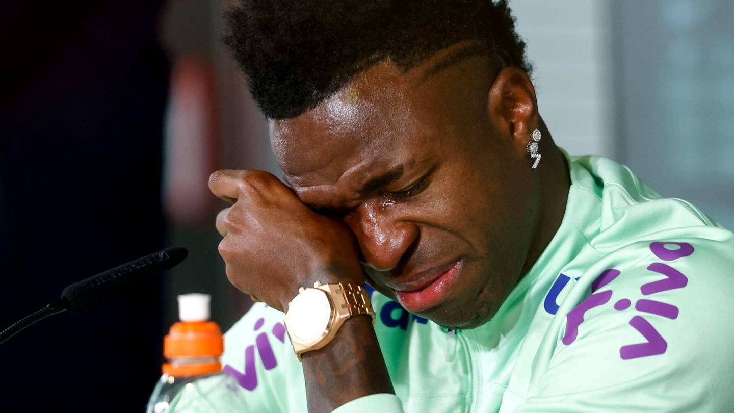 Jalkapallo | Rasismista kärsinyt supertähti murtui kyyneliin lehdistö­tilaisuudessa – ”Yhä vähemmän haluan jatkaa pelaamista”