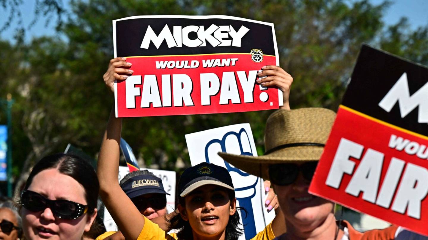 Yhdysvallat | Disneylandia uhkaa lakko – Työn­tekijöiden mukaan palkka ei riitä elämiseen