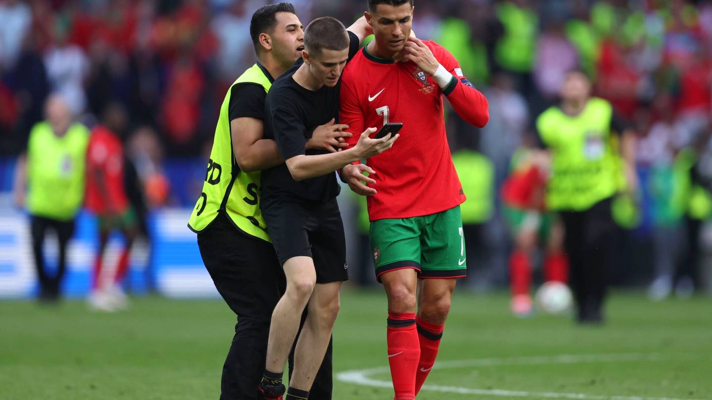 Jalkapallon EM-kisat | Portugalilaishyökkääjä loukkaantui lauantai-illan hötäkässä – lääkärin mukaan ei syytä huoleen