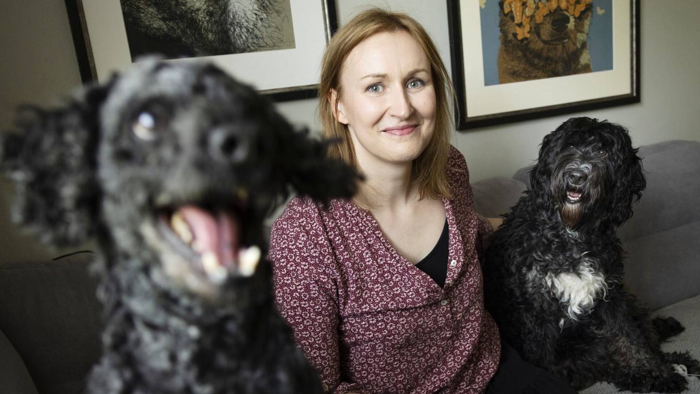 Minä ja hän | Kun kirjailija Tiina Raevaaraa ahdistaa, hän turvaa koiriin – ”Siitä puuttuvat ihmissuhteisiin kertyvät taakat”