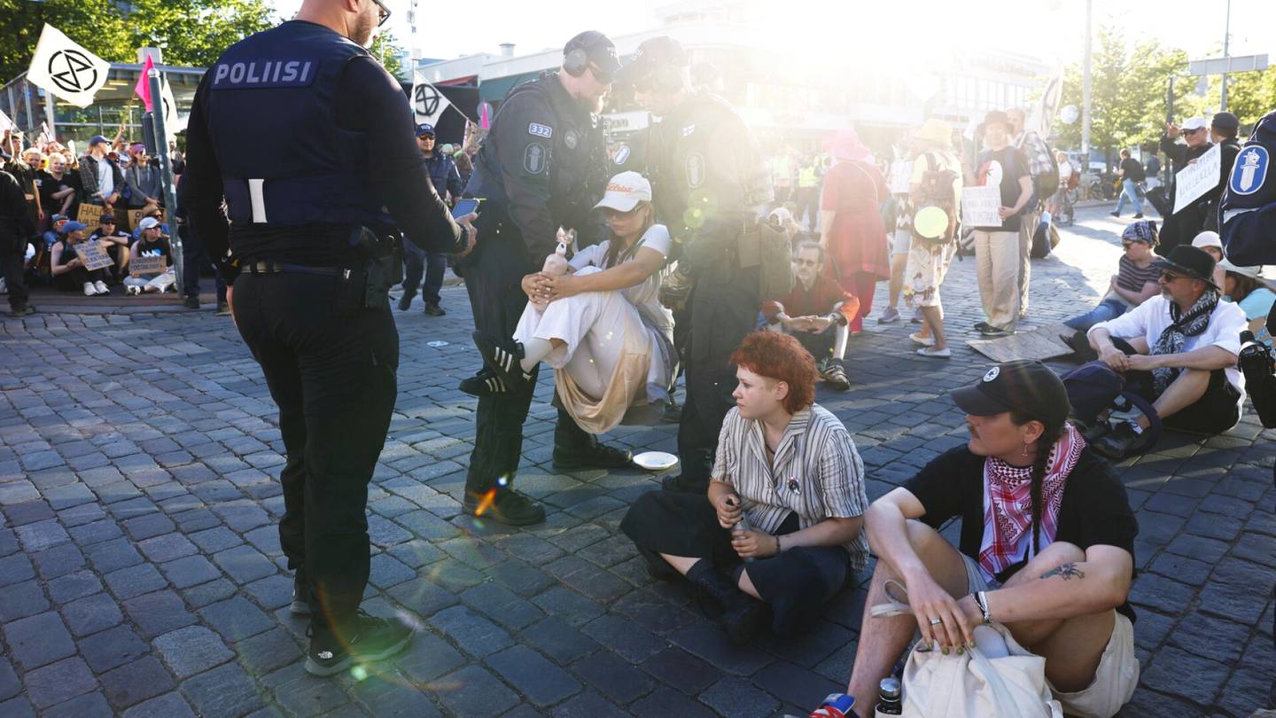 Elokapinan mielenosoitus | Poliisilla uusi taktiikka tiistain mielen­osoituksessa: ei kerro kiinni­otettujen määrää