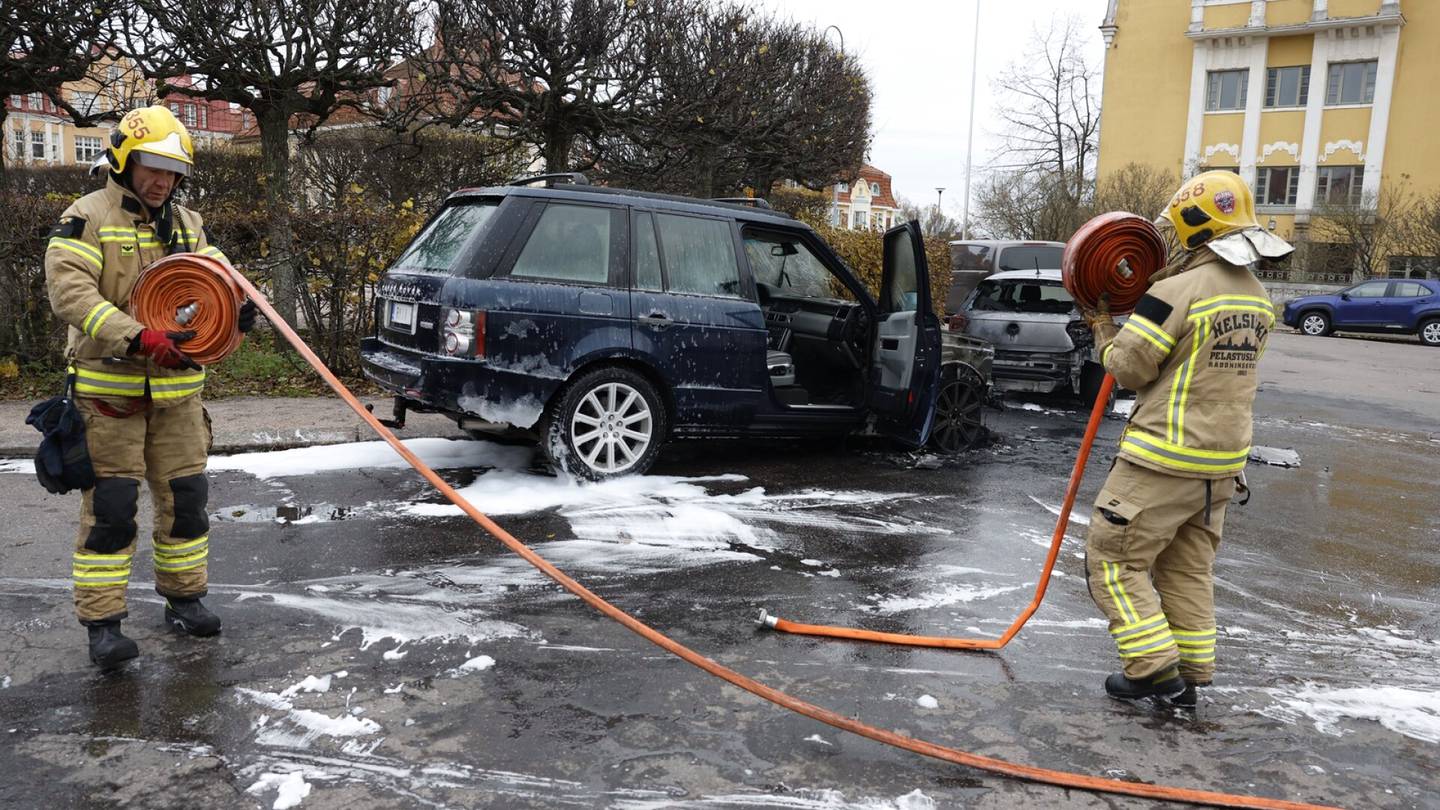 Tulipalot | Kaksi henkilö­autoa paloi Helsingin Eirassa