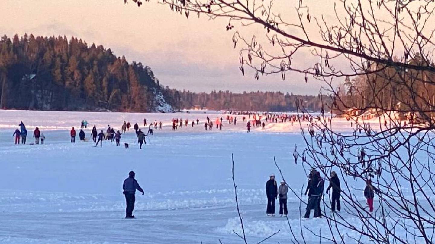 HS Tuusula | Tuhansia ulkoilijoita ramppaa nyt uusmaalaisella järvellä, jonka jäälle on ahkeroitu valtava 18 kilometrin luistelurata