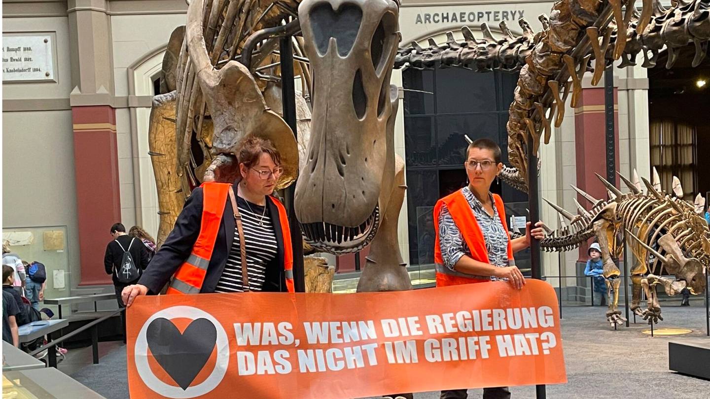 Saksa | Ilmastoaktivistit liimasivat itsensä dinosauruksen luurankoa kannatteleviin kaiteisiin Berliinissä