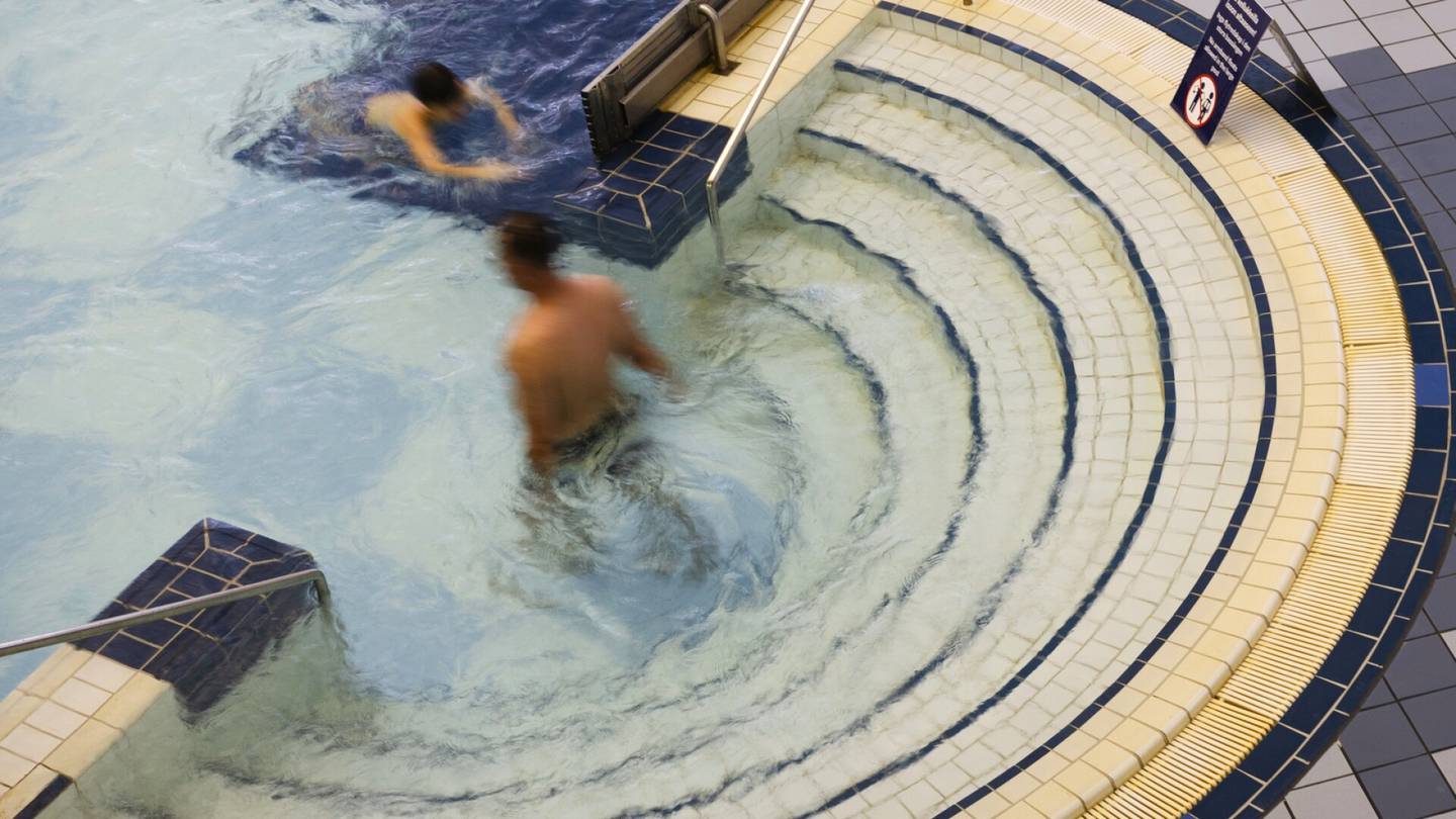 Hygienia | Tämän takia uima­hallin suihkussa on käytävä alasti: ”Pitäähän bokseritkin pestä”