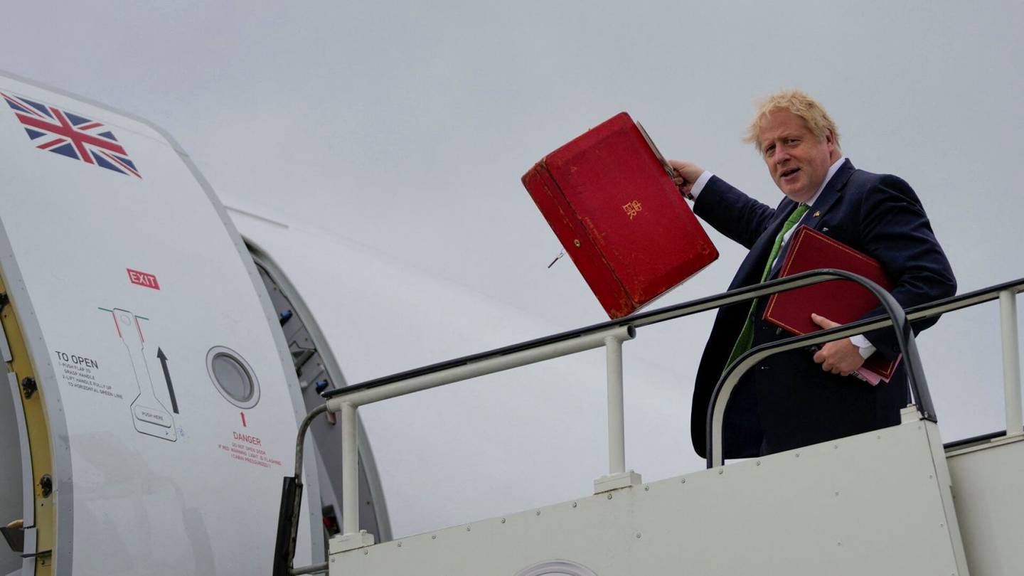 Pääkirjoitus | Kummisedän roolin ottanut Boris Johnson saattelee Suomen ja Ruotsin Natoon