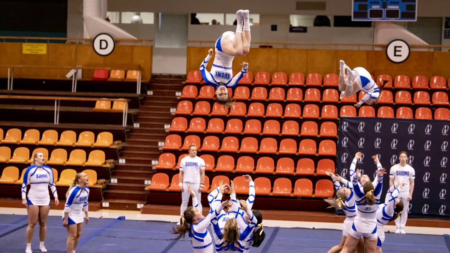 Cheerleading | Suomen naisten cheer­maa­joukkue on nelinkertainen maailman­mestari, mutta silti heiltä kysytään, mitä joukkuetta he kannustavat