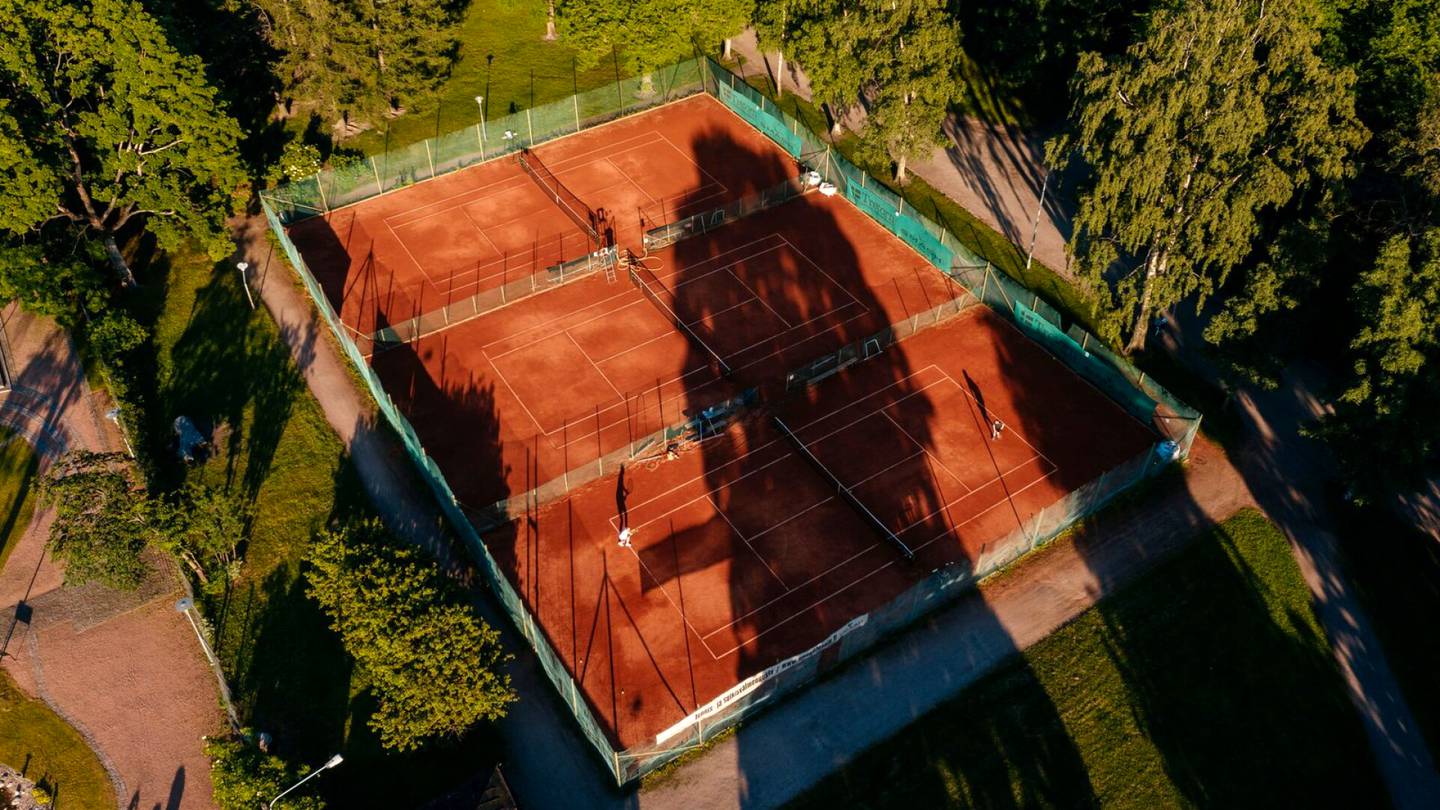 Rakentaminen | Perinteinen tenniskenttä suljetaan keskellä Helsinkiä – kasvitieteellinen puutarha valtaa alueen