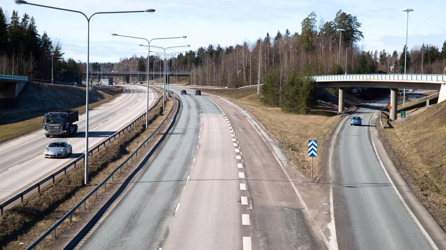 HS Espoo | Ulkoilureitiltä paljastui rujo näky: Metsäkauris oli keskeltä katki
