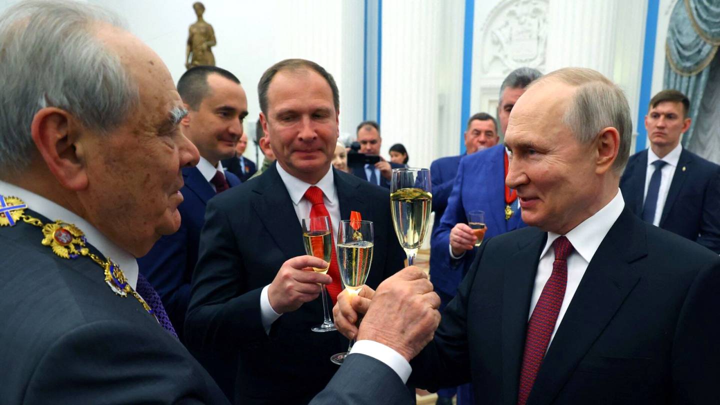 Venäjä | Venäläismedia: Valtaeliitti lievittää sodan aiheuttamaa painetta rankalla juomisella – ”Jotkut aloittavat päivänsä lasin sijasta pullolla”