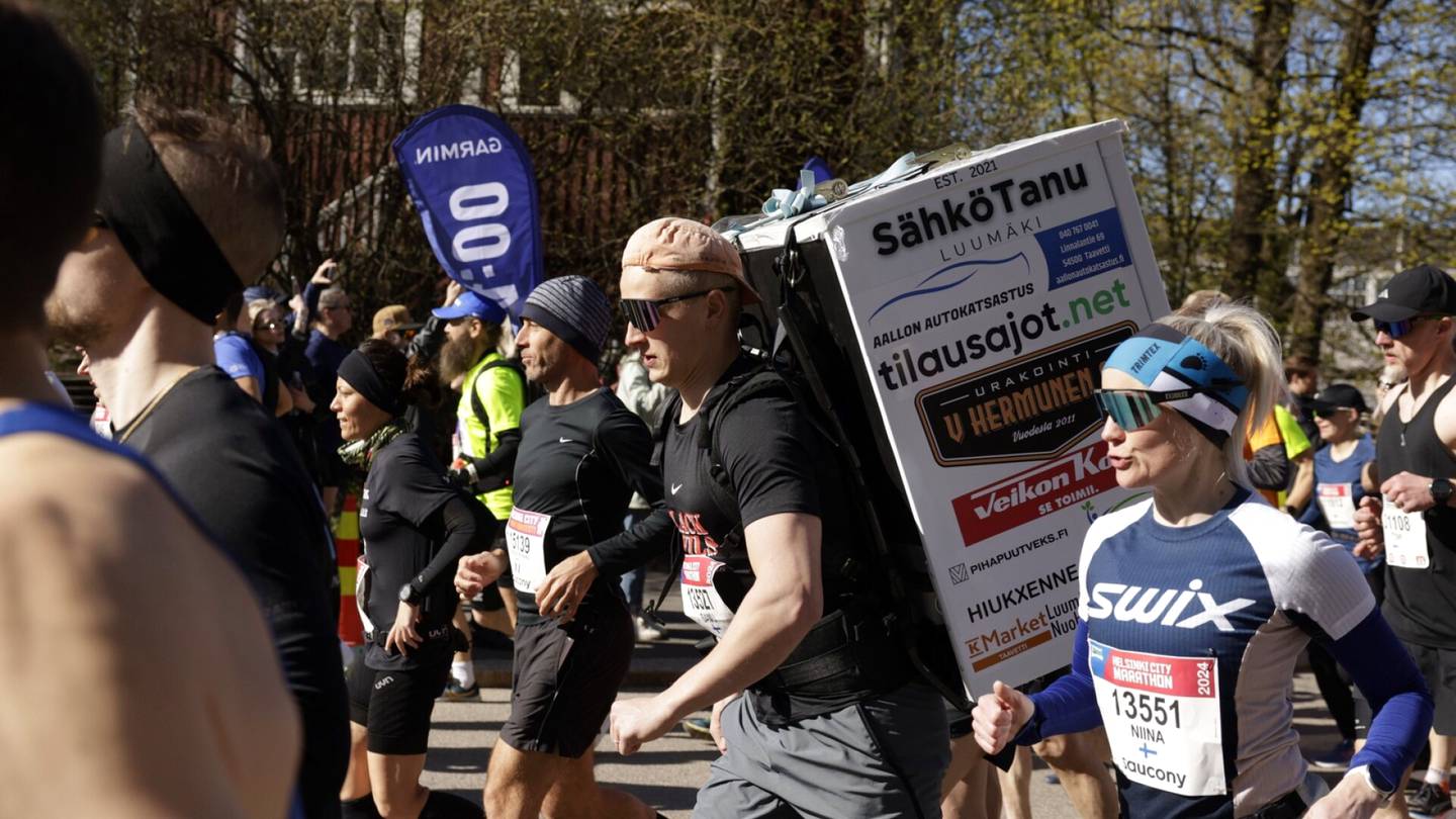 Juoksu | Melkoinen näky Helsinki City Marathonilla – jääkaappi selässä maailmanennätys
