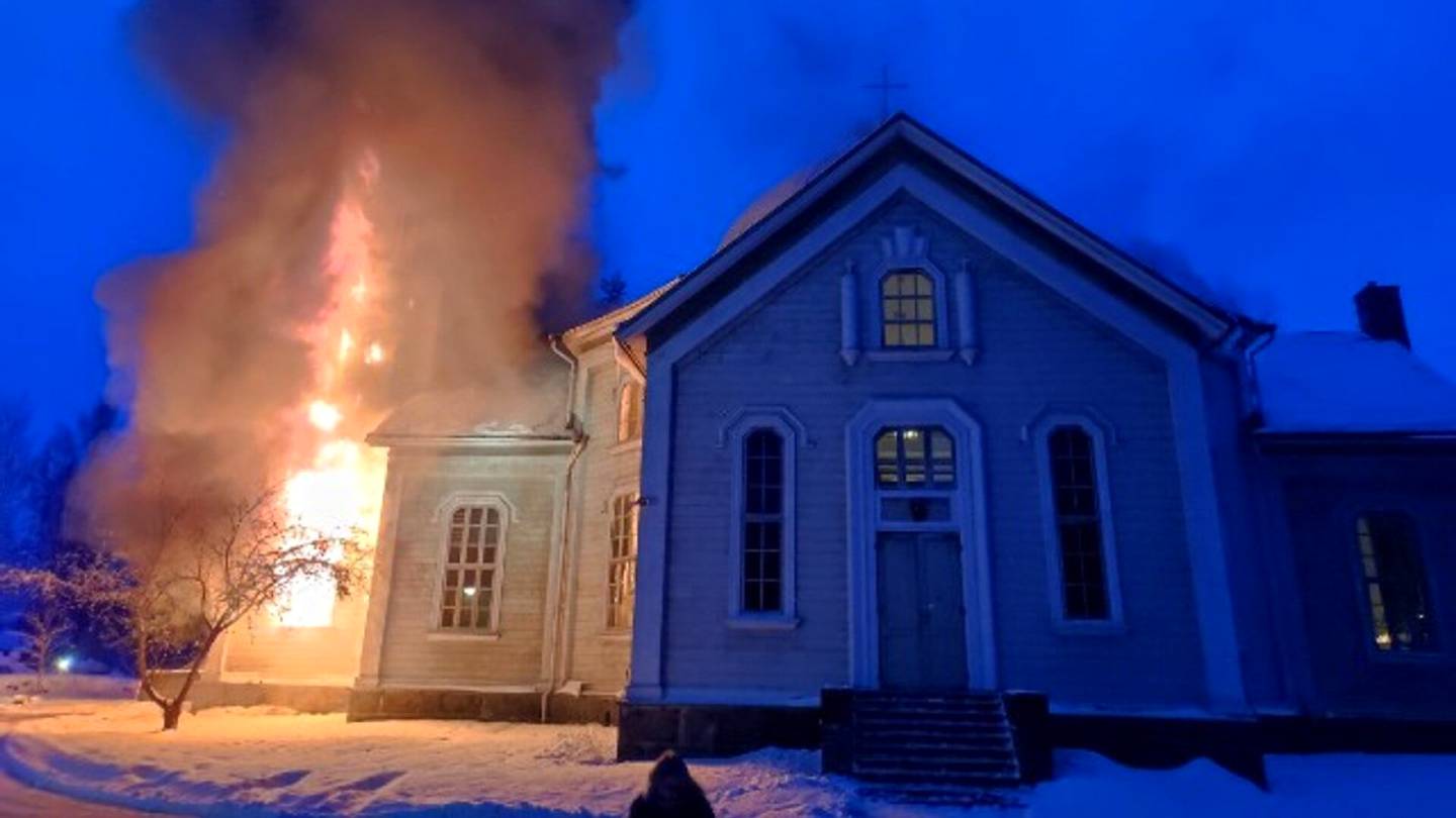 Rautjärven kirkkopalo | Poliisi epäilee: Kirkon ovet saatettiin sulkea lipputangon narulla