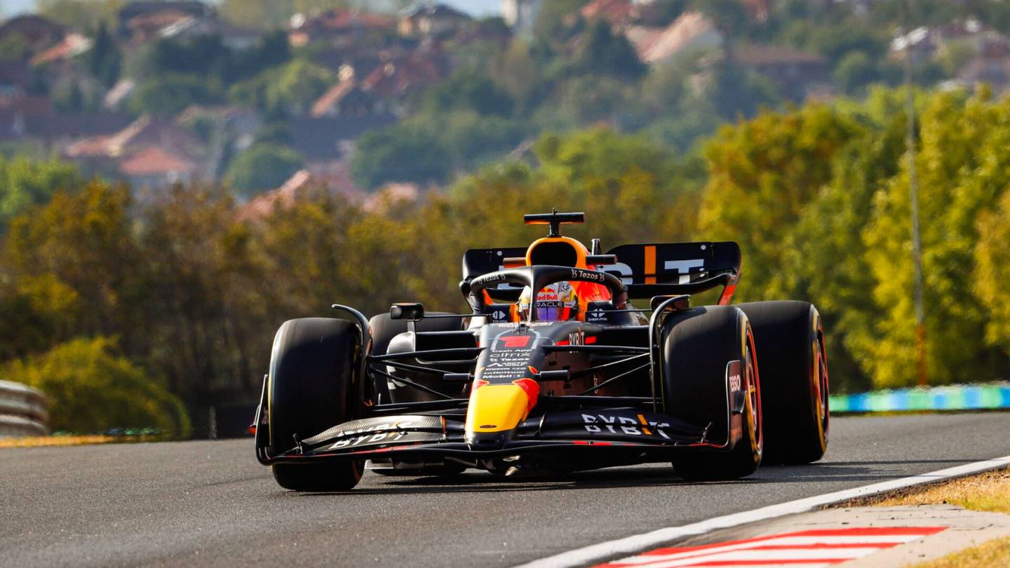 Formula 1 | Red Bullin Verstappen povaa Ferrarille menestystä Unkarista, mutta sade voi muuttaa asetelmia