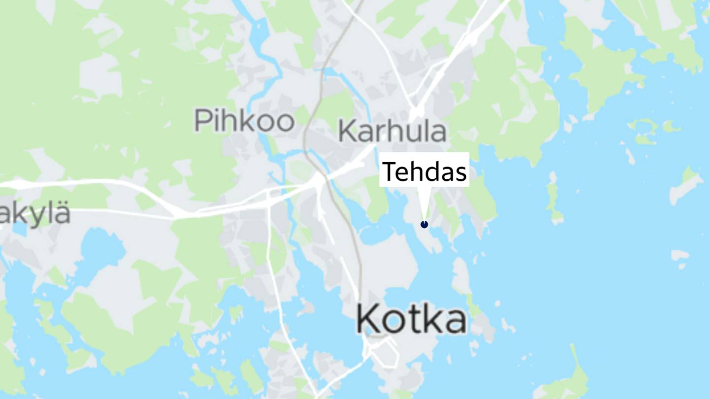 Kotka | Kaksi jäähdytys­tornia paloi Stora Enson tehtaalla