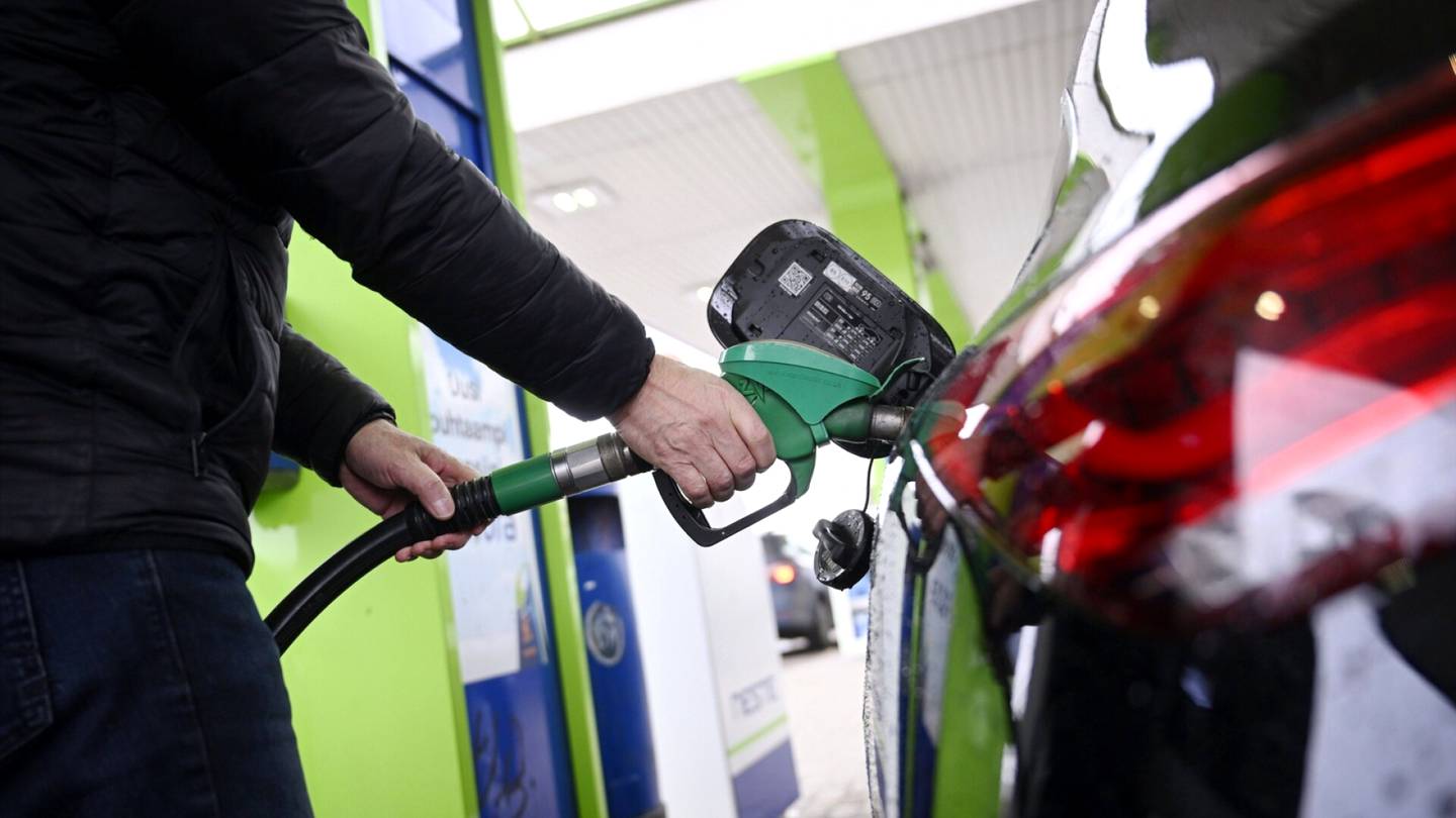 Hallituksen säästöpäätökset | Arvon­lisä­veron kiristys korottaisi myös bensiinin hintaa – taulukko näyttää, miten hinnat nousisivat