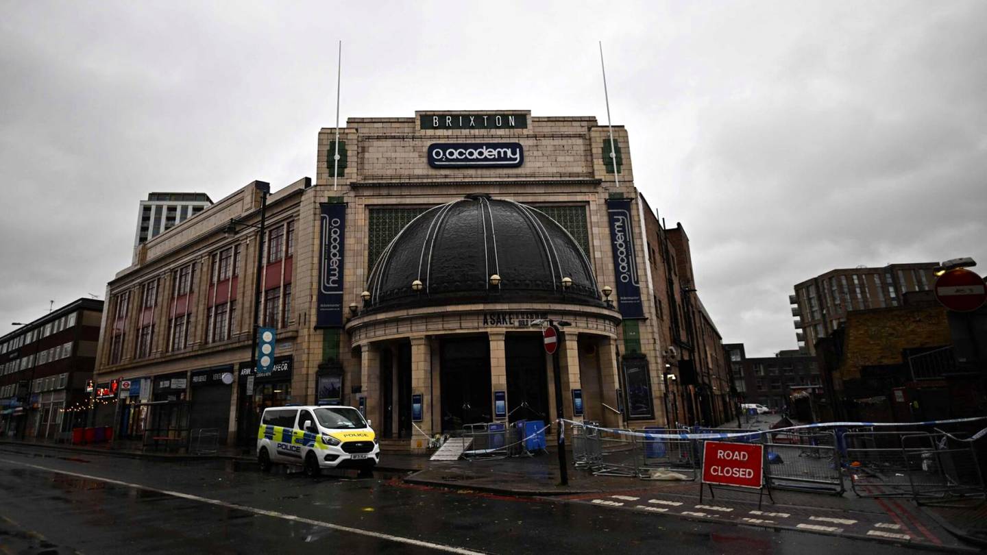 Britannia | Kaksi kuoli Lontoossa, kun väkijoukko rynni konsertti­paikalle