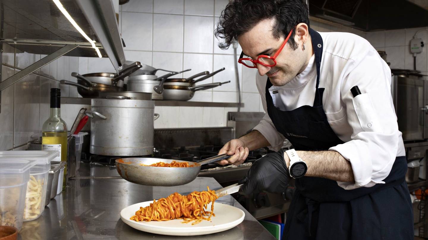 Kokkaustekniikka | Italialaiskokit kertovat, miksi ja miten pastan keitinvettä kannattaa käyttää: ”Luo täydellisen sidoksen pastan ja kastikkeen välille”