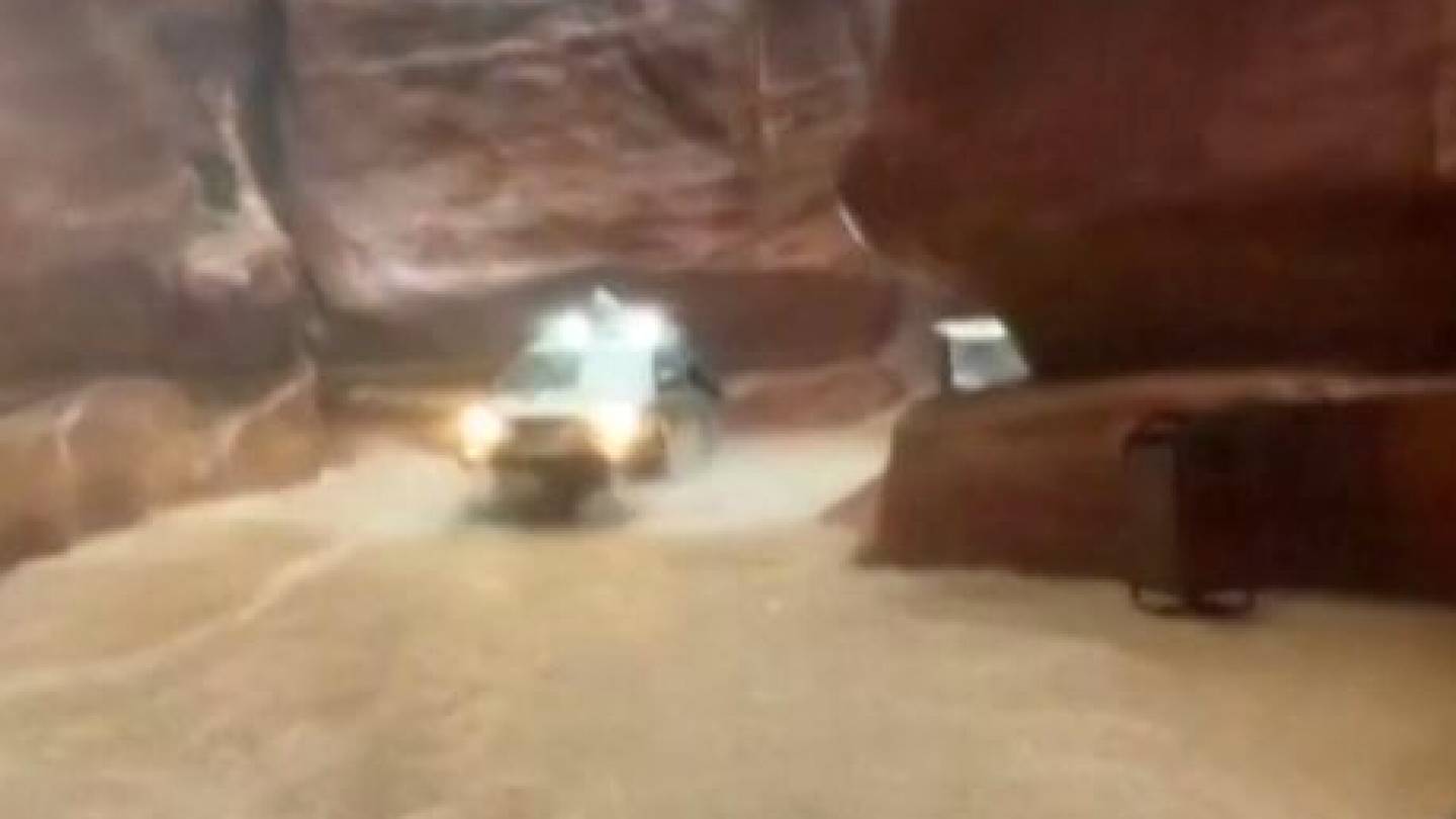 Video | Äkillisesti noussut tulva aiheutti turistien evakuoinnin autiomaakaupunki Petrassa