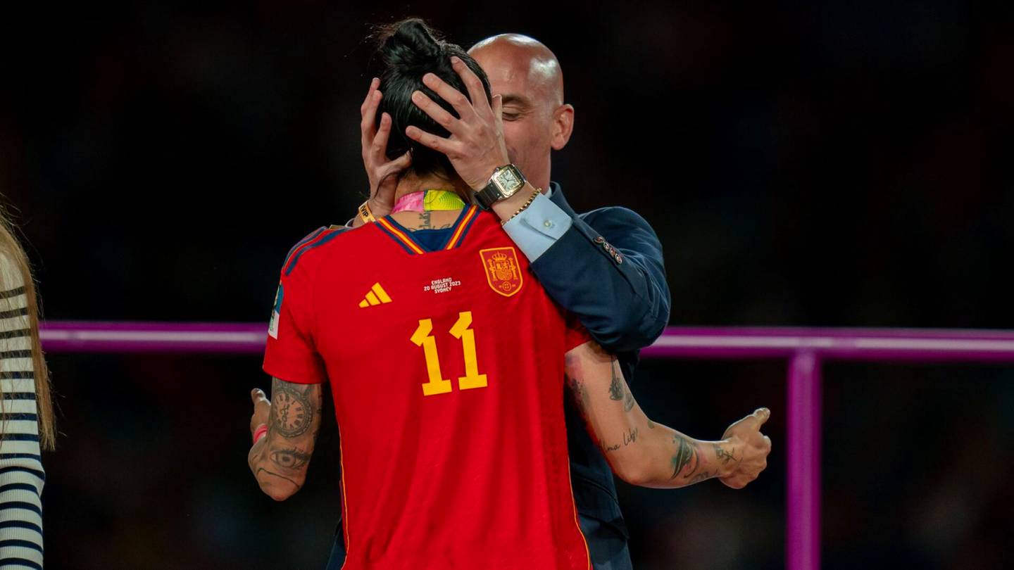 Jalkapallon MM-kisat | Espanjan hallitus vaatii jalkapallojohtajan suudelman kiireellistä tutkimista