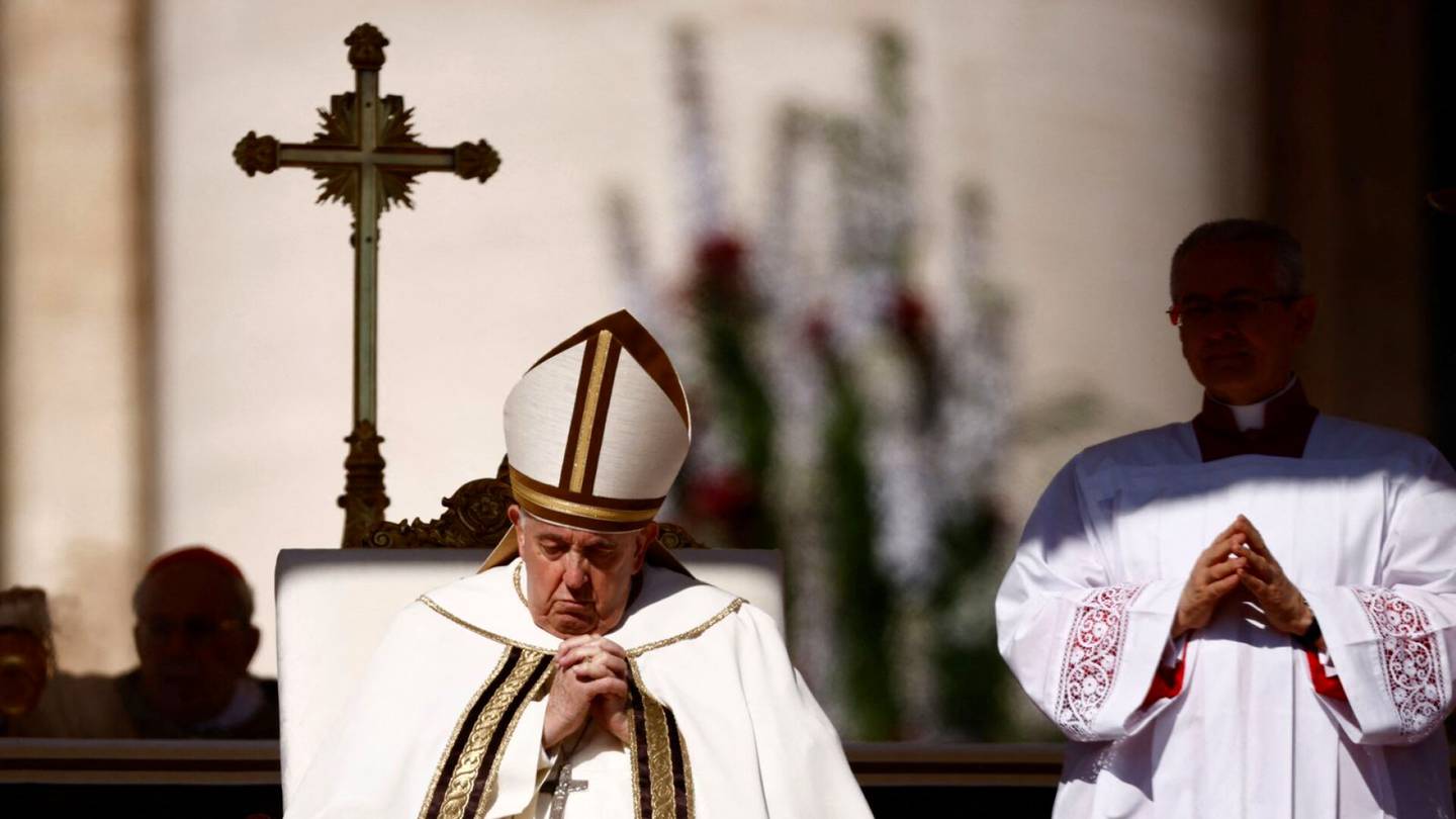 Pääsiäinen | Paavi johti pääsiäis­messua ja piti perinteisen urbi et orbi -puheensa
