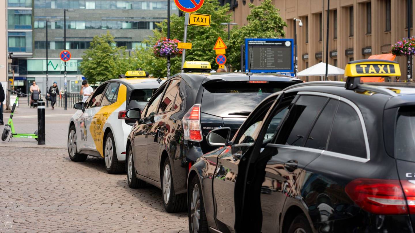 Liikenne | Suomalaisten luottamus taksi­liikenteeseen on romahtanut viidessä vuodessa, kertoo kysely