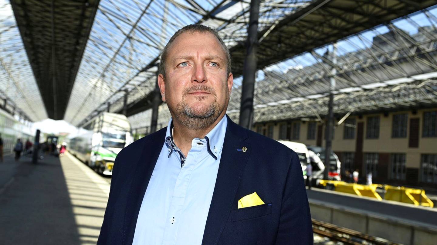 Liikenne | HS:n tiedot: VR:n toimitusjohtaja Lauri Sipponen irtisanottiin johtoryhmän kasvaneen epäluottamuksen takia