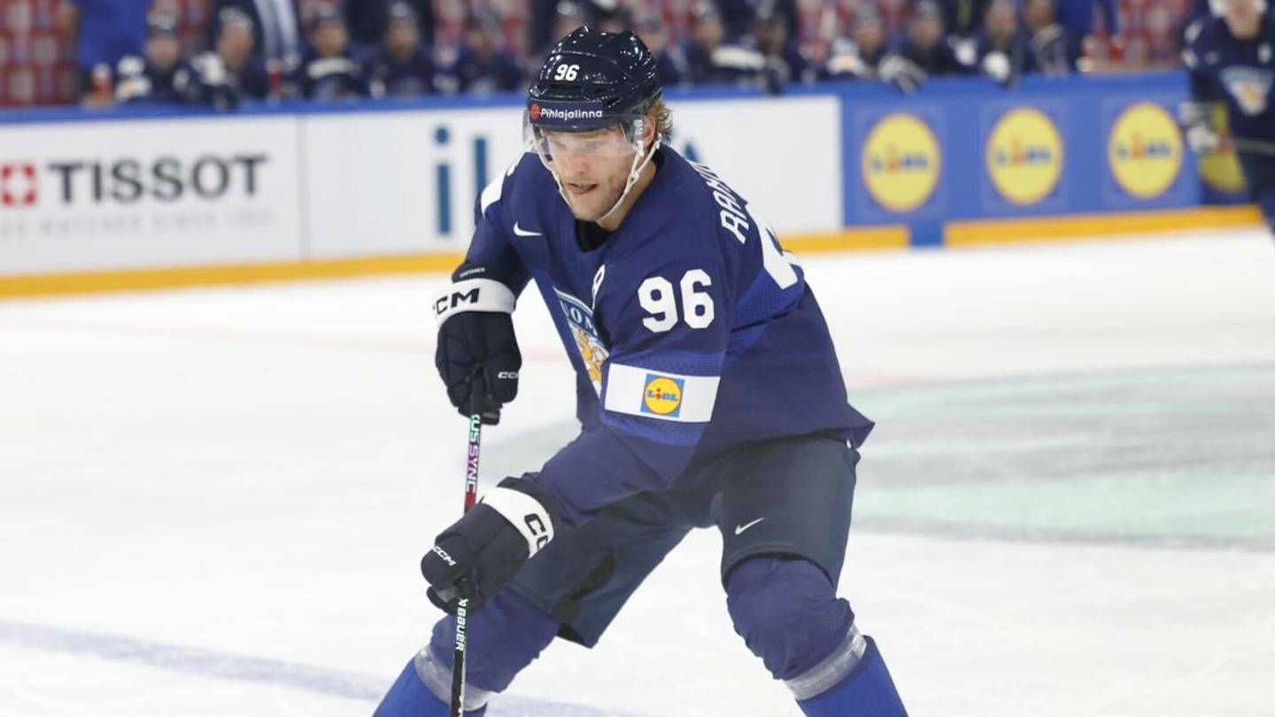 Jääkiekon MM-kisat | Mikko Rantanen levollisena surkeasta tappiosta huolimatta: ”Puolustimme liikaa”