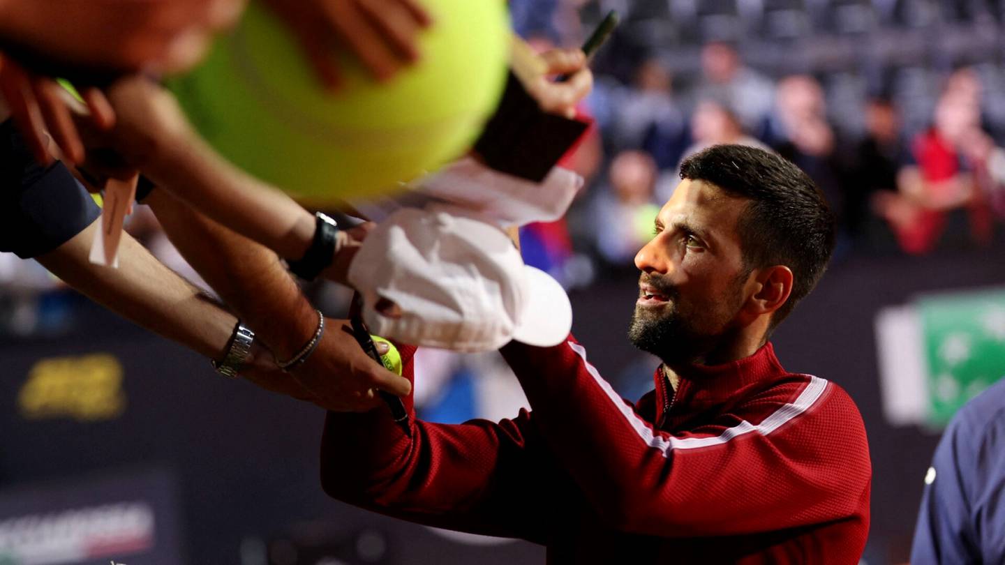 Tennis | Novak Djokovic sai pullosta päähänsä – kyseessä olikin vahinko