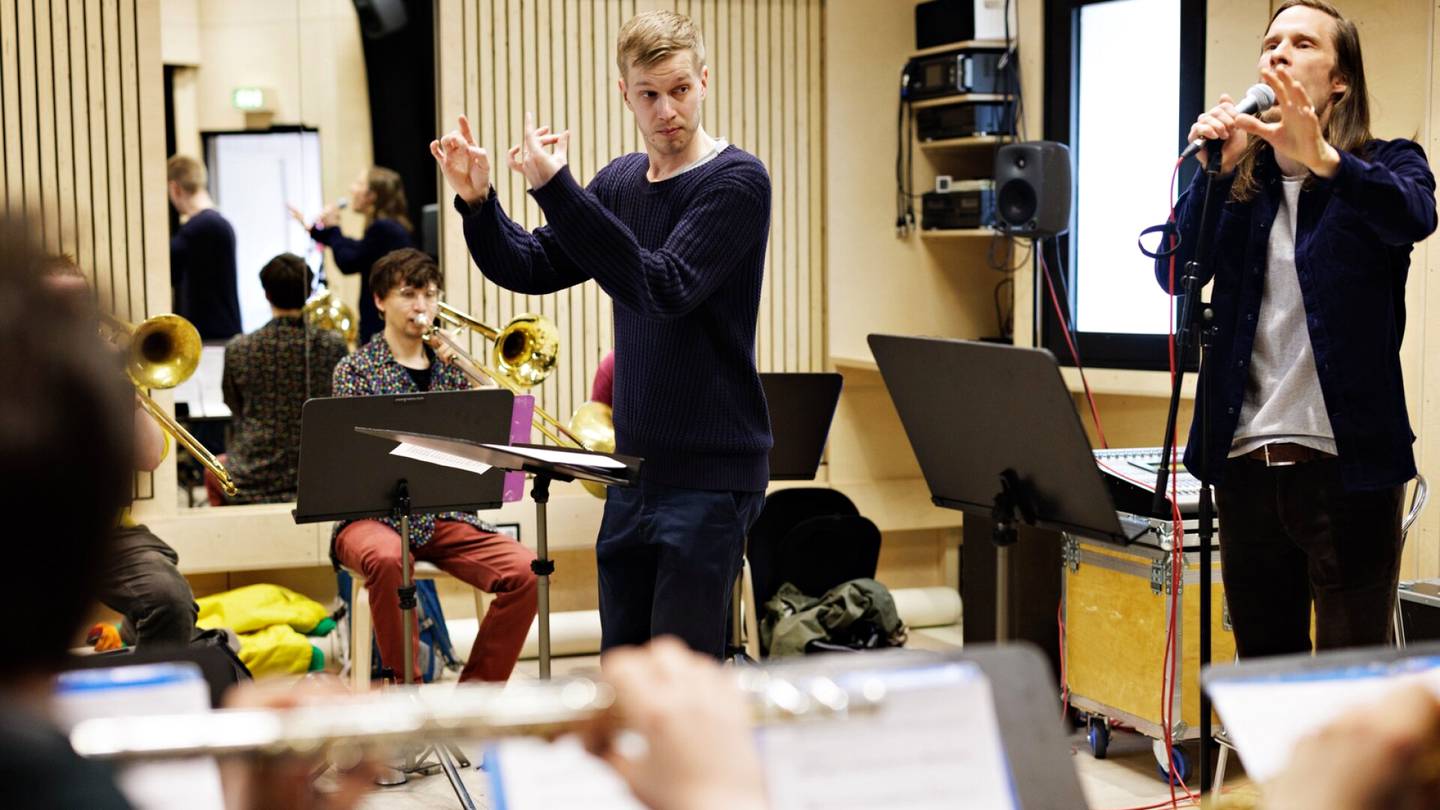 Musiikki | Rasmus Soini oli nuorena ujo soittaja, joka valitsi mieluummin takarivin: Nyt hänen soittimensa on kokonainen orkesteri, ja se on parhaillaan Teosto-ehdokkaana