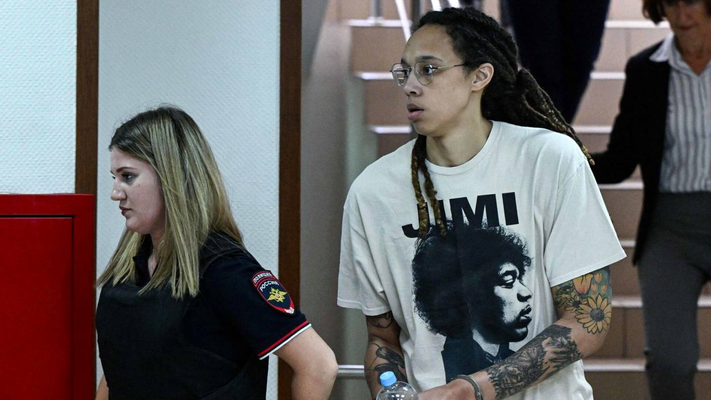 Koripallo | Venäjällä vangittuna olevan koripallo­tähden Brittney Grinerin oikeuden­käynti alkoi – saapui paikalle käsi­raudoissa
