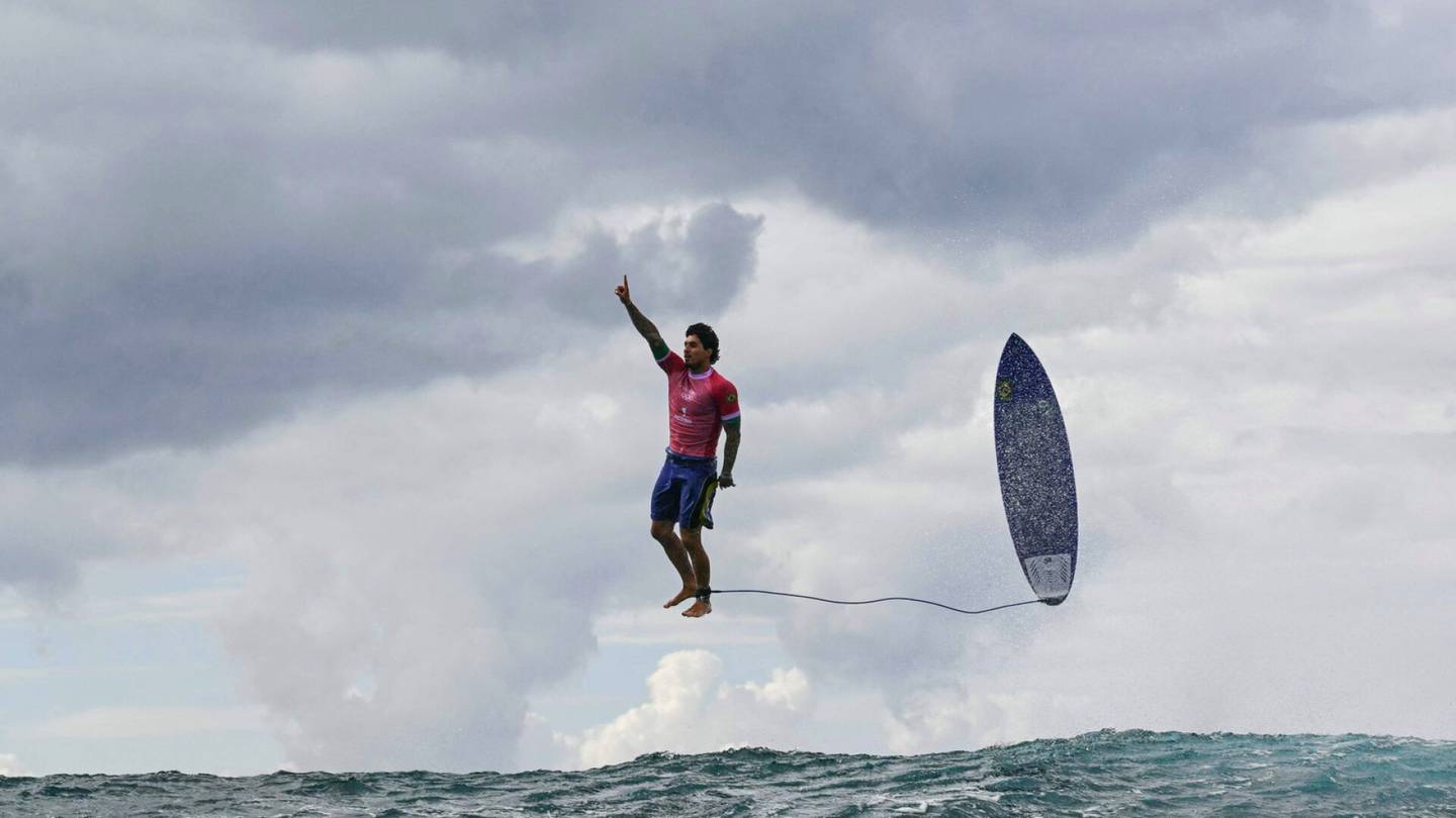 Olympialaiset | Uskomaton kuva surffarista herättää ihastusta ympäri maailmaa – tässä tarina kuvan takana
