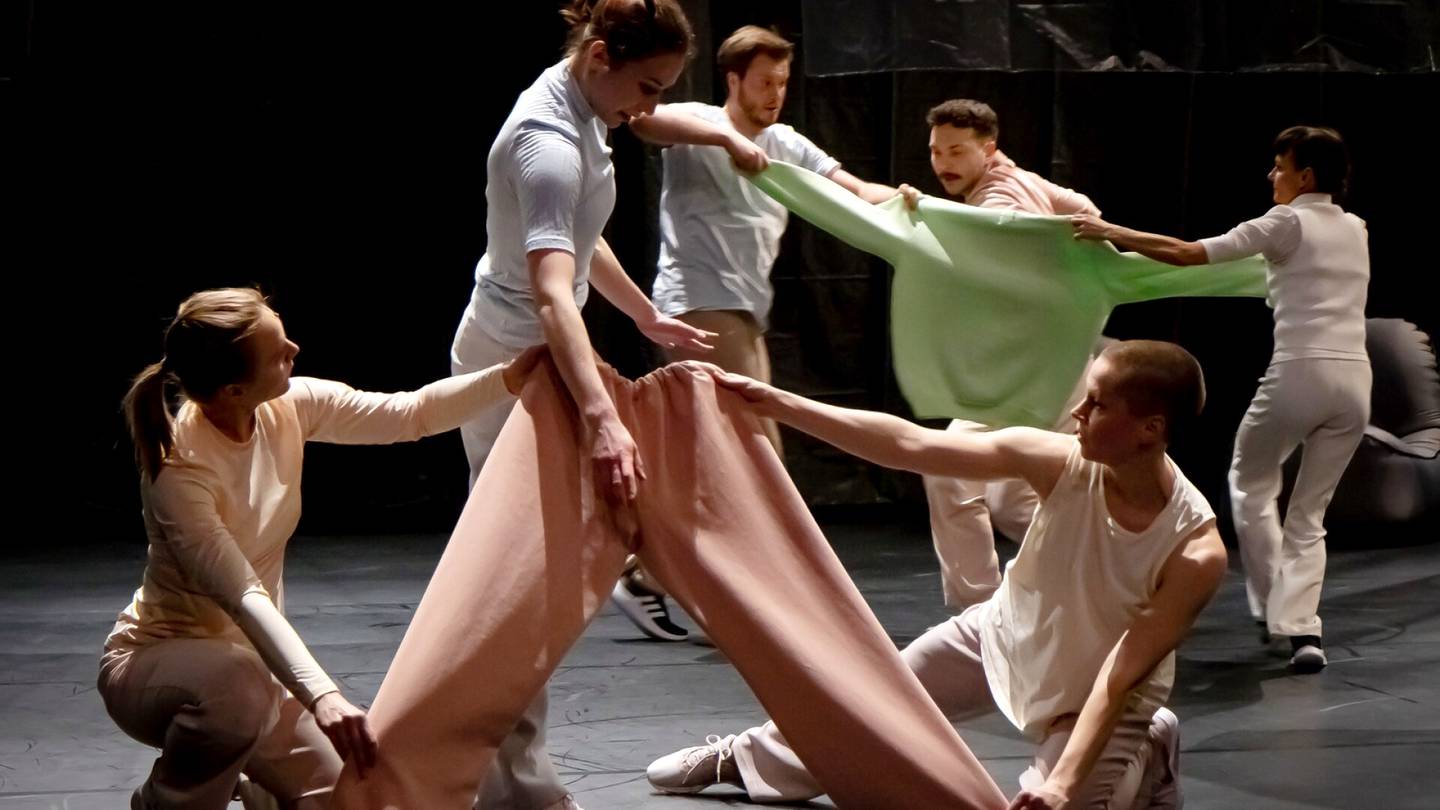Tanssiarvostelu | Yleisö voi osallistua Carl Knif Companyn teokseen, jossa kaikki on terapeuttisen pehmeää, soljuvaa ja ystävällistä, mutta myös vähän tylsää