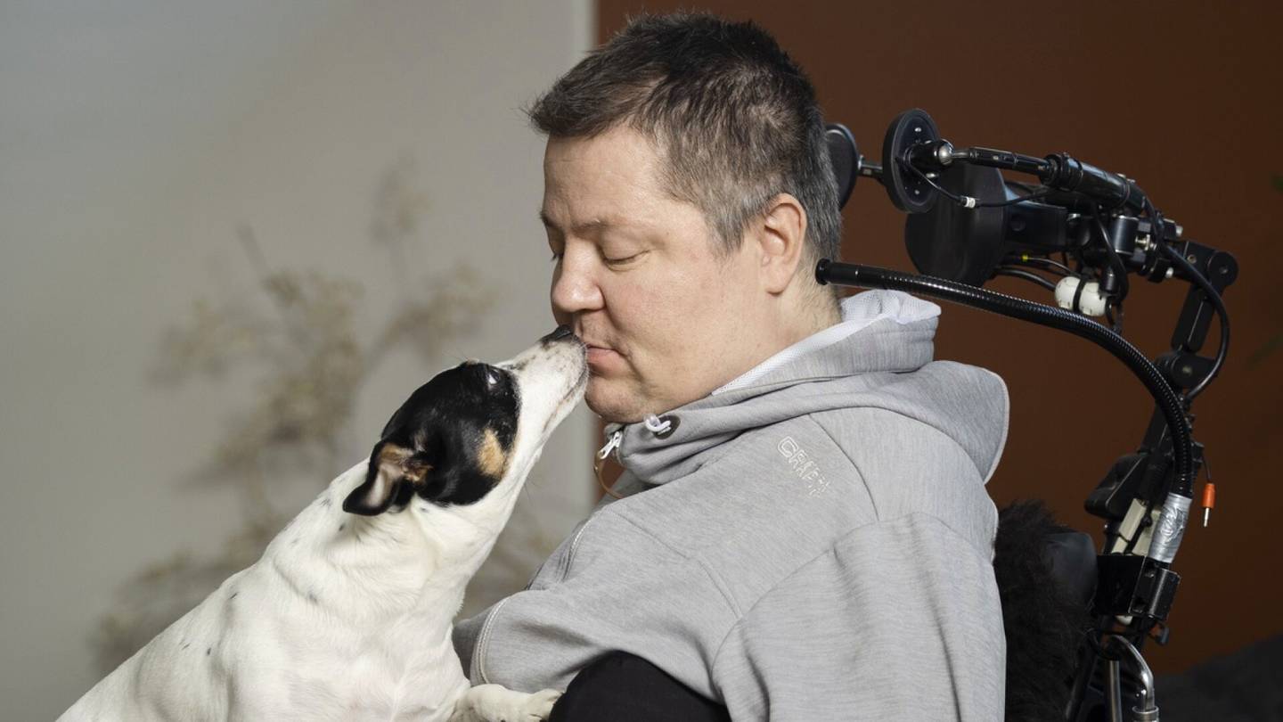 Minä ja hän | Kun entinen kilpavoimistelija Jari Mönkkönen halvaantui, Ronda-koira masentui ja ryhtyi isäntänsä suojelijaksi