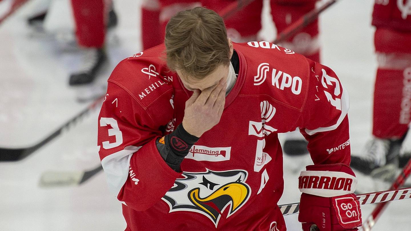 Jääkiekko | Ensimmäinen putoaja SM-liigan pudotuspeleissä – uransa päättänyt konkari murtui kyyneliin