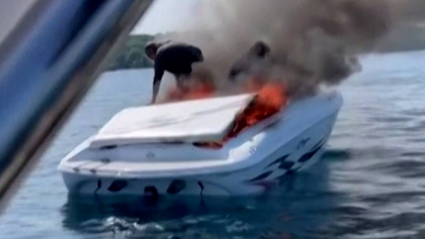 Video | Kaksi pelastautui täpärästi palavasta veneestä Yhdysvalloissa