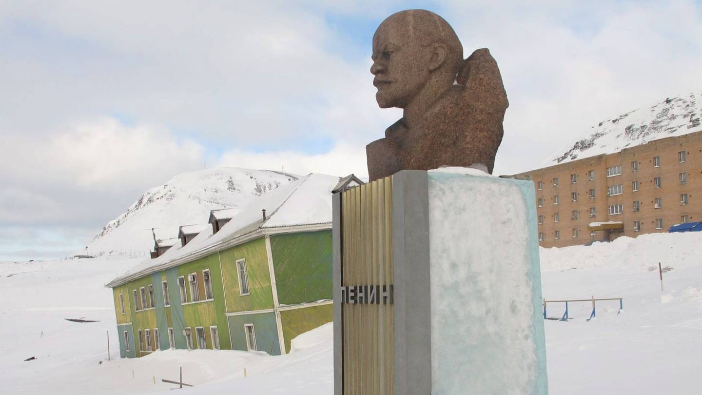 Arktinen alue | Venäjä järjesti Norjan Huippu­vuorilla voitonpäivän paraatin